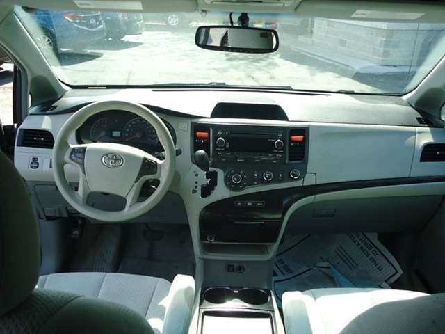 Toyota Sienna 2011 photo 15